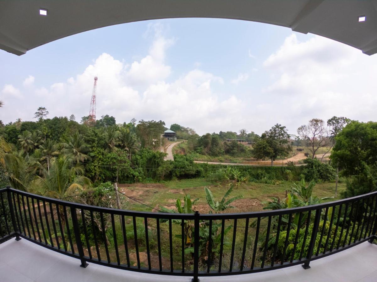Pinnawala Elephant Front View Hotel Rambukkana Exteriör bild